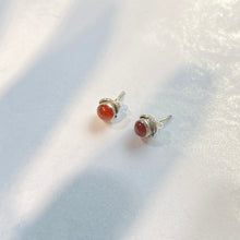 Load image into Gallery viewer, Ginkawa 925 sterling silver natural carnelian earrings with Hypoallergenic earrings post. Deep orange stone color with anti silver finishing with vintage feel, simple design for daily wearing, which is the best gift for birthday, new year, Valentine&#39;s Day and BFF. 925 純銀天然紅玉髓耳環（弧面切割）配抗敏感耳針，復刻設計，獨特高雅設計，適合出席重要場合，適合生日送禮，情人節，或母親節禮物。
