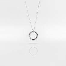 Load image into Gallery viewer, Cute design 925 sterling silver donut necklace with adjustable extension chain. Circle necklace, cute style, daily wear, BFF,Valentine&#39;s Day, beautiful gift. 925 純銀甜甜圈項鏈，適合日常搭配，閨蜜禮物，適合送禮，畢業禮物首選，可愛簡單日常風格。
