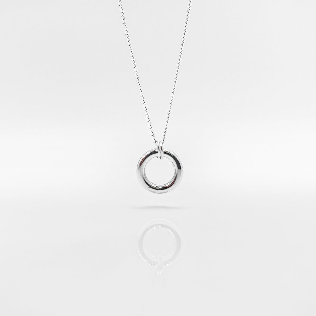 Cute design 925 sterling silver donut necklace with adjustable extension chain. Circle necklace, cute style, daily wear, BFF,Valentine's Day, beautiful gift. 925 純銀甜甜圈項鏈，適合日常搭配，閨蜜禮物，適合送禮，畢業禮物首選，可愛簡單日常風格。