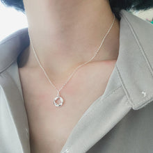 Load image into Gallery viewer, Wearing Ginkawa 925 sterling silver twisted circle necklace with adjustable extension chain. Circle necklace, anniversary gift, best gift for birthday, BFF, nature style. 925 純銀扭圈項鏈，情人節禮物，獨一無二的禮物，氣質大方款式，適合出席各種場合，可愛簡約設計易搭配。
