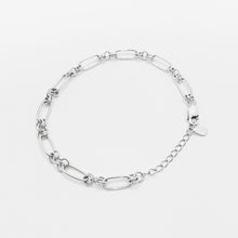 Load image into Gallery viewer, 925 Sterling Silver Classic &amp; elegant Linked Bracelet. This bracelet is your best minimal jewellery piece. Adjustable bracelet length for easy mix and match. Best gift for birthday, mother&#39;s day and x&#39;mas present. Two plating color available in 18K gold plated &amp; shinny platinum. 925 純銀環環相扣手鏈，中性設計，特別的禮物，適合日常配戴，適合送禮，畢業禮物。
