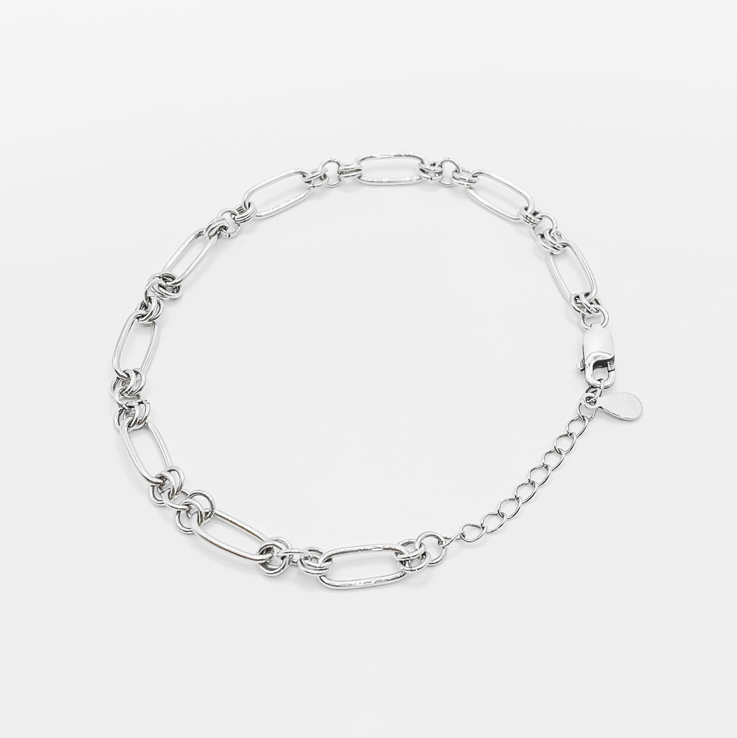925 Sterling Silver Classic & elegant Linked Bracelet. This bracelet is your best minimal jewellery piece. Adjustable bracelet length for easy mix and match. Best gift for birthday, mother's day and x'mas present. Two plating color available in 18K gold plated & shinny platinum. 925 純銀環環相扣手鏈，中性設計，特別的禮物，適合日常配戴，適合送禮，畢業禮物。