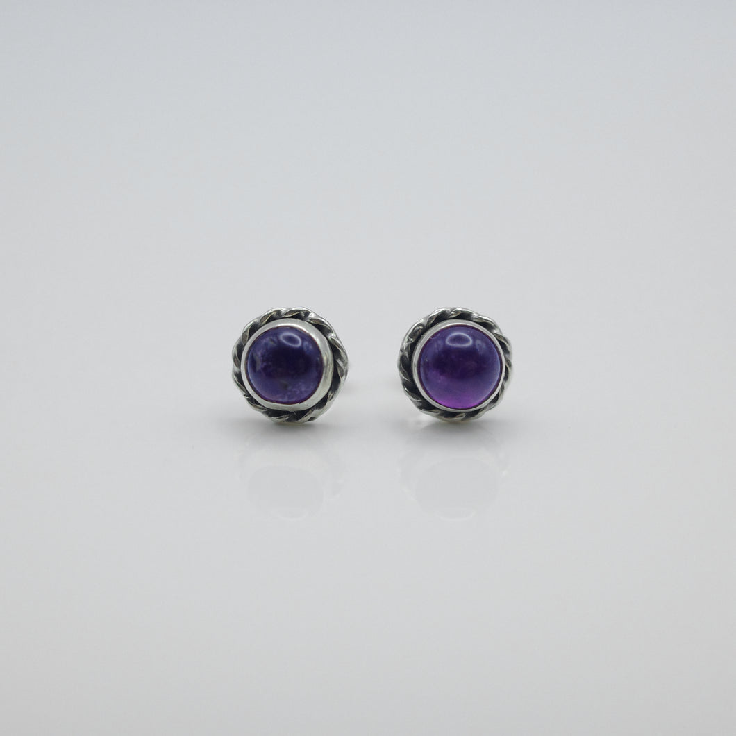 Beautiful 925 sterling silver natural amethyst stone earrings with Hypoallergenic earrings post. Deep purple stone color with anti silver finishing with vintage feel, simple design for daily wearing, which is the best gift for birthday, new year, Valentine's Day and BFF. 925 純銀天然紫水晶耳環（弧面切割）配抗敏感耳針，復刻設計，獨特優雅大方，適合出席重要場合，適合生日送禮，情人節，或母親節禮物。