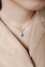 Load image into Gallery viewer, Ginkawa nature gems necklace with adjustable extension chain. Beautiful color and easy match with your daily dress. The best gift of birthday, new year, BFF and mother&#39;s day gift. 925 純銀天然水晶項鍊，能夠帶來正能量，適合生日送禮或自用， 每一條都是獨一無二，能帶來正能量提升財富運及人緣，減壓力及令人平和的力量等多重功效，最佳的節日禮物，閨蜜禮物，生日及情人節禮物。彈力線設計，可調節長度，簡單高貴又易佩搭，適合經常配戴。
