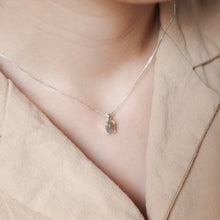 Load image into Gallery viewer, Ginkawa nature gems necklace with adjustable extension chain. Beautiful color and easy match with your daily dress. The best gift of birthday, new year, BFF and mother&#39;s day gift. 925 純銀天然水晶項鍊，能夠帶來正能量，適合生日送禮或自用， 每一條都是獨一無二，能帶來正能量提升財富運及人緣，減壓力及令人平和的力量等多重功效，最佳的節日禮物，閨蜜禮物，生日及情人節禮物。彈力線設計，可調節長度，簡單高貴又易佩搭，適合經常配戴。
