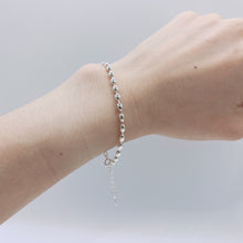 Load image into Gallery viewer, 佩戴925 純銀小雨點手鏈 Wearing Ginkawa Cute raindrop bracelet in 925 Sterling Silver. Basic bracelet which can mix and match all of your daily dress.
