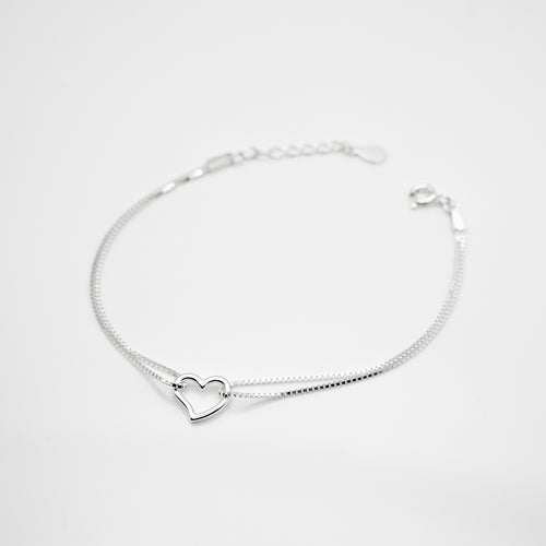 925 sterling silver hollow heart thin bracelet with adjustable extension chain. popular style,for girls,graduation gift,daily jewelry,for best friend,cute accessories,a beautiful gift for your loved one.925 純銀鏤空愛心細方手鍊，甜蜜約會穿搭，可天天配戴，氣質可愛風格，經典愛心造型，獨一無二的禮物，適合聚會、旅行搭配。