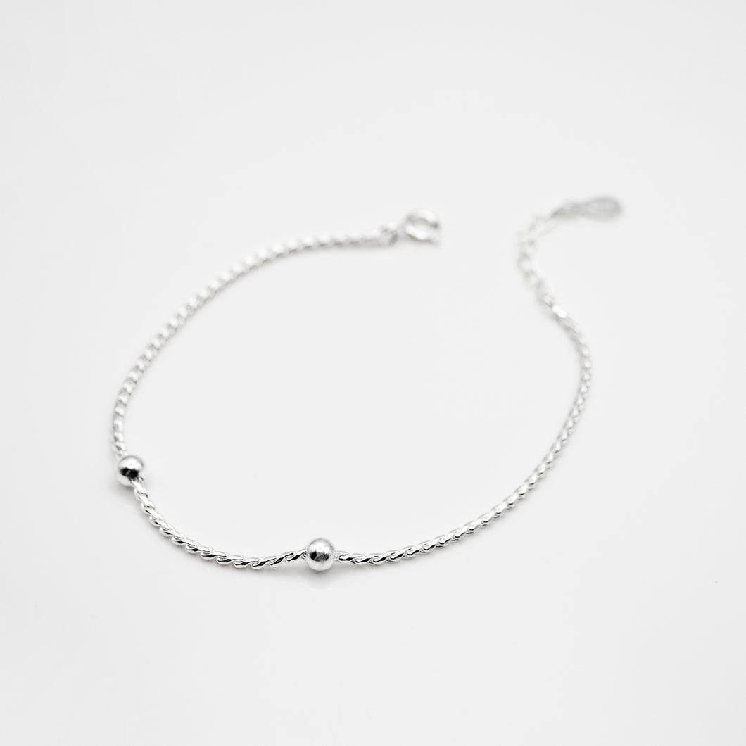925 sterling silver tiny ball bracelet with adjustable extension chain. FashionJewelry,trendy design,simple design,anniversary,mother's Day gift,suitable for traveling.925 純銀小圓球手鍊，日常搭配，簡約質感，簡單好搭配風格，母親節送禮，紀念日禮物，交換禮物，百搭配件。