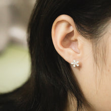 Load image into Gallery viewer, Ginkawa 925 sterling silver Flora Earrings with clear crystals setting which is cute, beautiful and transcendence. The earring is hypoallergenic. Best gift for new year, mother&#39;s day, birthday and new year gift. 925純銀小花花轉珠耳環，抗過敏耳環，可愛風格，適合夏天，出遊旅行配戴，簡單款式易搭配，生日禮物，閨蜜禮物首選。
