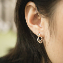 Load image into Gallery viewer, Ginkawa 925 sterling silver Hypoallergenic earrings. it’s suitable for sensitive skin. S imple design,popular style, anniversary gift, daily wear,s uitable for traveling. 925純銀波浪圈圈耳環，抗敏感耳環，簡約風格，簡單大方好搭配，人人都適合，日常穿搭，適合送禮，畢業禮物，七夕情人節禮物。
