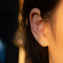 Load image into Gallery viewer, 925 sterling silver ear cuff no need to piercing hole. delicate gift,daily wear,Beautiful design,elegant style,FashionJewelry,Double Seventh Festival,suitable for girls.925 純銀四葉草水鑽耳骨夾，無耳洞可戴，簡約細緻，完美禮物，周年紀念，伴娘禮物，亮眼配件，約會穿搭配件，加分飾品。
