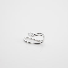 Load image into Gallery viewer, 925 sterling silver ear cuff no need to piercing hole. Perfect gift BFF,gift for her,wear everyday,shiny accessories,romantic style,Teacher’s Day gift,suitable for girls.925 純銀爪鑲水鑽耳骨夾，無耳洞可戴，時尚精緻，優雅氣質，日常可戴，適合約會穿搭，適合姊妹聚會。
