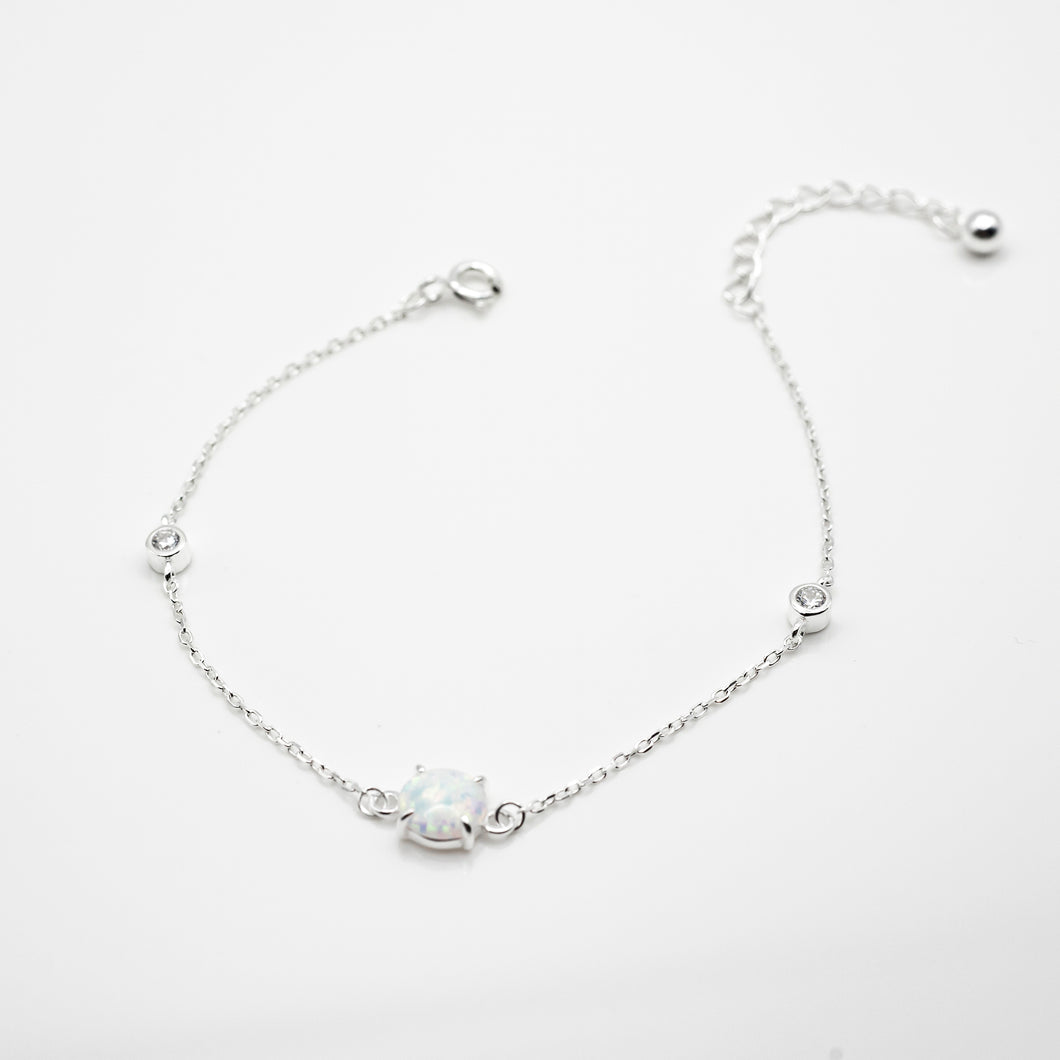 925 sterling silver prong setting opal bracelet with adjustable extension chain. Stylish design,wear every day,Best gift for BFF and birthday,FashionJewelry,anniversary surprise. 925 純銀幻彩蛋白石手鍊，天然歐泊石，簡約細緻，優雅氣質，適合約會穿搭，適合聚餐配戴，朋友生日禮物首選。